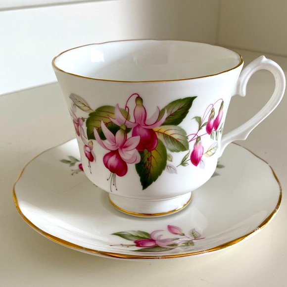 EUC VTG Duchess Bone China Footed Teacup and Saucer in the Fuchsia Pattern - Picture 2 of 6
